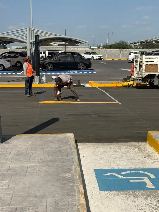 Pintura de cajones en el estacionamiento