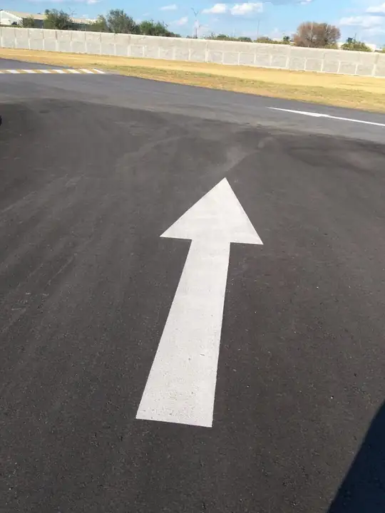 Flecha de vialidad recién pintada
