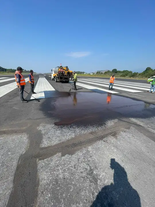 Cuadrilla aplicando riego de sello