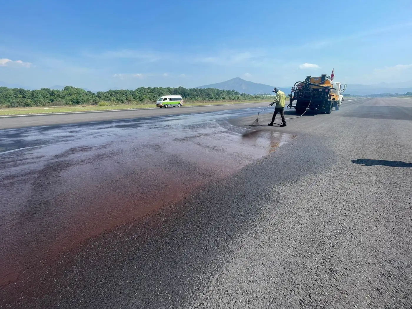 Riego de sello sobre la pista con petrolizadora